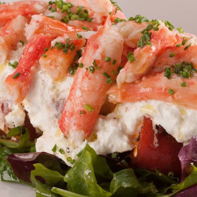 SALAD WITH STRACCHATELLA AND CRAB